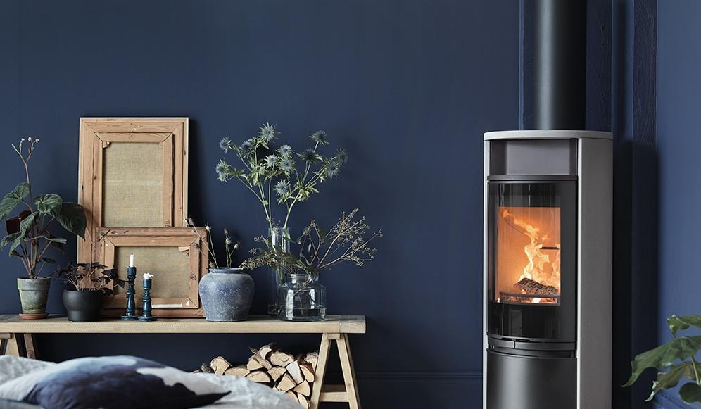 En vit Premodul skorsten kopplad till en Contura 510 Style, i vit färg med glaslucka